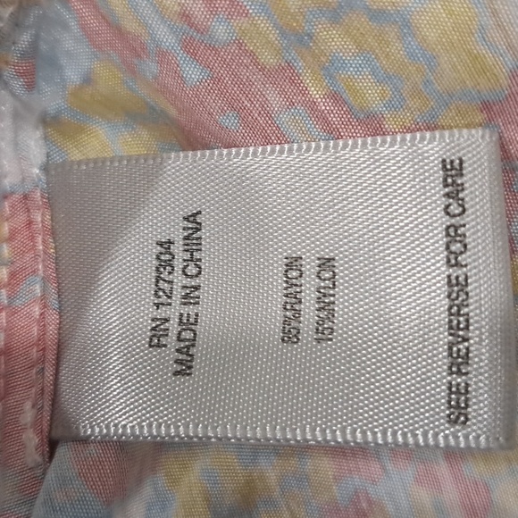 John Mark Abstract Print Collar Neck 3/4 Sleeve Hi-Low Hem Button Front Top - Picture 7 of 8